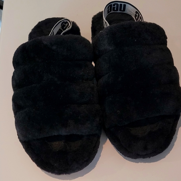 Super Cute! UGG Fluff slippers - Picture 3 of 4